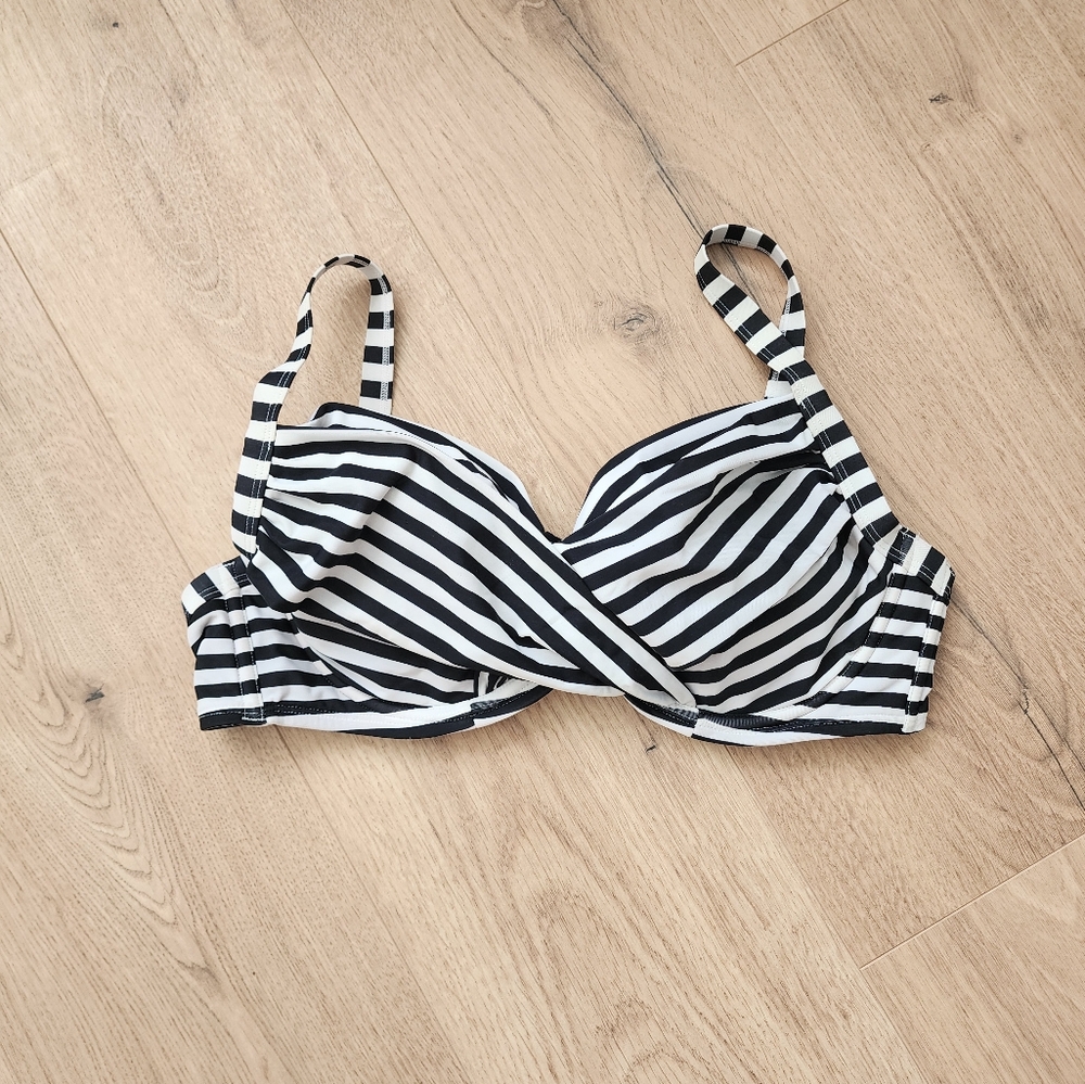 Cross front bandeau bikini top